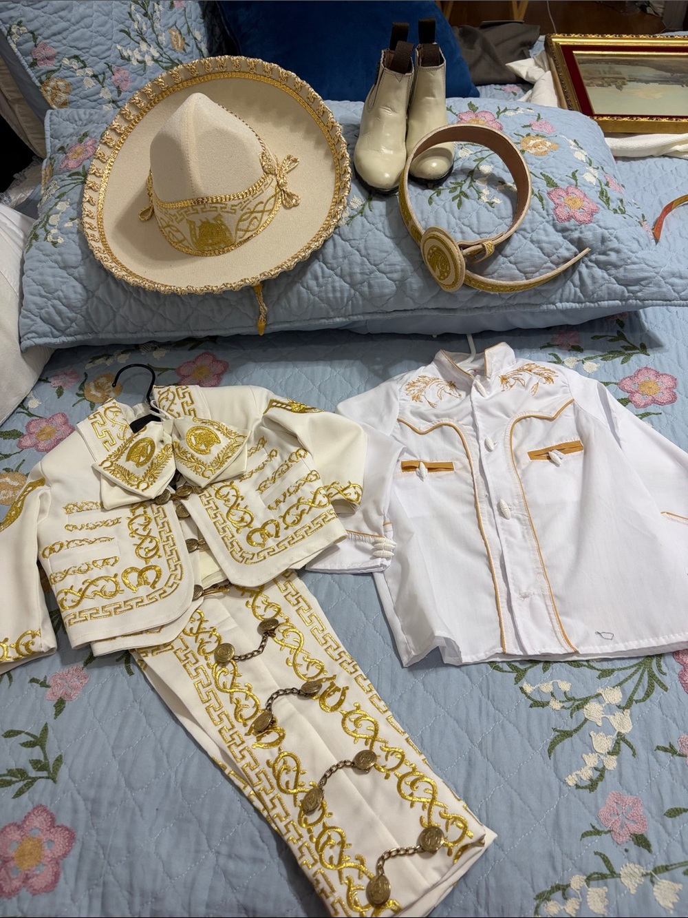 Charro Boy 8 Pc Size 2
Cream/Gold Hat BowTie Jacket Vest Shirt Pants Boots Belt - Picture 12 of 12